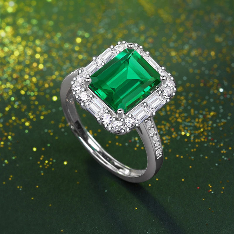 Luxurious Emerald Ring